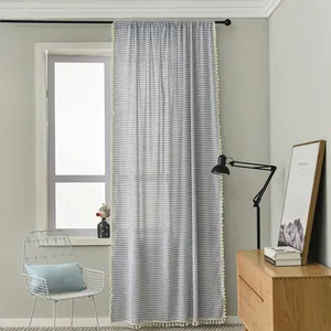 Detailansicht der blau-weiß gestreiften Baumwollvorhänge mit eleganten Quasten