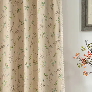 Gros plan de rideaux en lin à fleurs avec des détails délicats de bordure en dentelle