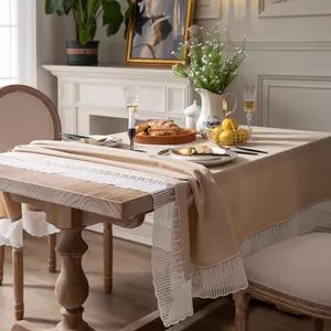 Macro-detail van beige tafelkleed met elegante witte kantranden in een Franse rustieke stijl