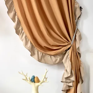 Detail von ingwerfarbenem Leinen-Vorhang mit beigem Volant und eleganter Kordel-Raffung