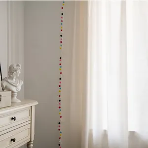 Cortina blanca minimalista nórdica semitransparente con pompones coloridos en el borde