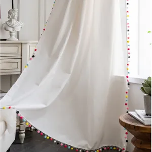 Cortina blanca minimalista nórdica con flecos de pompones coloridos para hogar luminoso