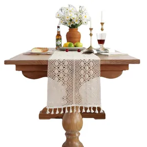 Chemin de table rétro au crochet beige avec motifs ajourés et pompons décoratifs