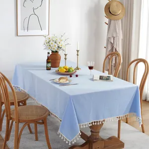 Nappe rectangulaire bleu clair de style nordique avec pompons blancs pour la table