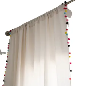 Cortinas minimalistas crema con pompones de colores para decoración estilo nórdico
