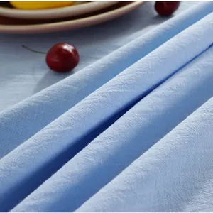 Gros plan sur le tissu bleu clair de la nappe en lin et coton avec texture slub