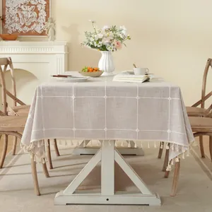 Rechthoekig beige tafelkleed met ruitpatroon en witte kwastjes in Scandinavische stijl