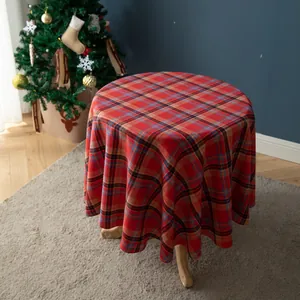 Detailaufnahme einer roten runden Tischdecke aus Baumwollleinen mit schottischem Karomuster
