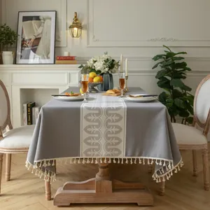 Rustiek grijs tafelkleed met jacquardpatroon, boho-kwastjes en vintage damasten loper