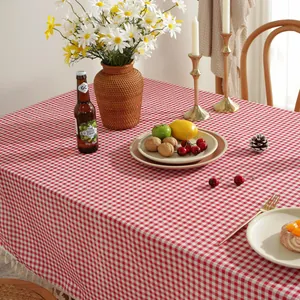 Nappe à carreaux vichy rouge et blanc en coton et lin avec pompons décoratifs sur table