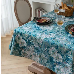 Detailopname van het donkerblauwe jacquard tafelkleed met kleurrijke rozenpatronen