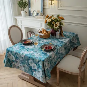 Vintage tafelkleed in donkerblauw met witte jacquardbloemen voor de eettafel