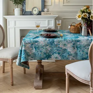 Vintage jacquard tafelkleed met blauwe bloemenpatronen in een Franse eetkamer setting
