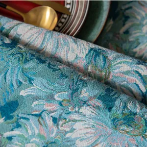 Detailopname van vintage zonnebloem jacquard stof met dikke textuur en drapering