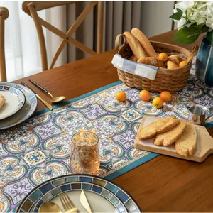 Détail d'un chemin de table jacquard vintage avec motif de carreaux marocains sur bois