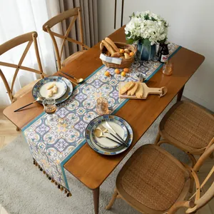 Vue détaillée du chemin de table bohème en jacquard géométrique avec des franges