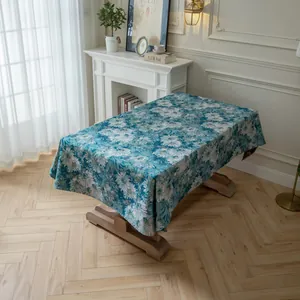 Gedetailleerd beeld van het bohemien turquoise tafelkleed met witte en roze bloemen
