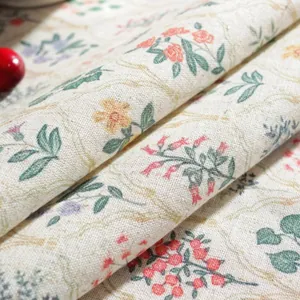 Dettaglio ravvicinato della stampa floreale su tovaglia in lino spesso con texture