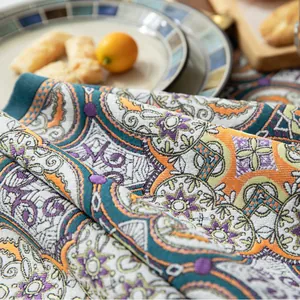 Détail d'un chemin de table luxueux en jacquard rétro avec des motifs paisley colorés