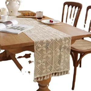 Handgemaakte beige gehaakte tafelloper met bloemenpatronen en decoratieve kwastjes
