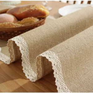 Natuurlijke jute tafelloper met witte kantrand voor vintage bruiloften en interieurdecor