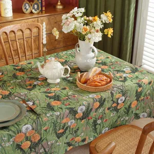 Detail van jacquard tafelkleed met bloemen en vogels in retro landelijke stijl