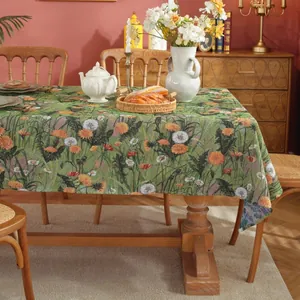 Vintage groen tafelkleed met bloemenpatroon en jacquard weving voor een rustieke sfeer in huis