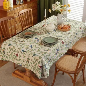 Detail van jacquardpatronen met vogels en bloemen op een vintage tafelkleedstof