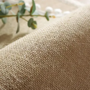 Detail-Makrotextur der Tischmatte aus Naturjute mit rustikalen Fasern und Dekor