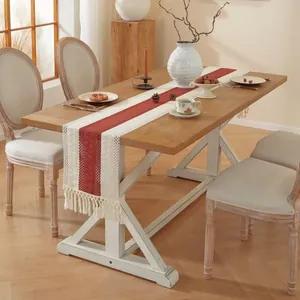 Detail van bohemien jute tafelloper met steenrode strepen en afgewerkt met kwastjes decor
