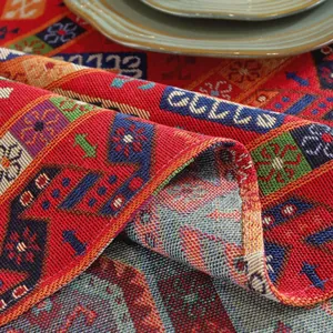 Macrodetail van rood jacquard tafelkleed met dikke bloemige weefseltextuur