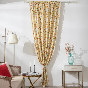 Detailansicht der Sonnenblumen-Baumwollvorhang mit Blumenmuster und weißen Fransenrand