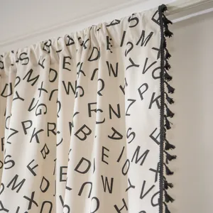 Cortina japonesa de algodón y lino beige con letras negras y ribete de borlas