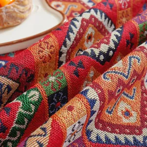 Dettaglio di tovaglia jacquard vintage con motivi floreali e trama tessuta spessa e ricca