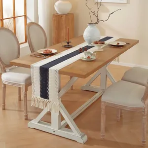 Detail van boho-tafelloper van jute met zwarte strepen, hol weefsel en elegante kwastjes