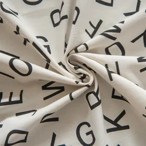 Vista macro de tela de algodón y lino con letras negras impresas y drapeado elegante