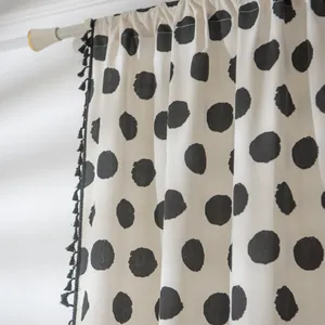 Cortina minimalista de algodón y lino con lunares negros y bordes de borlas negras