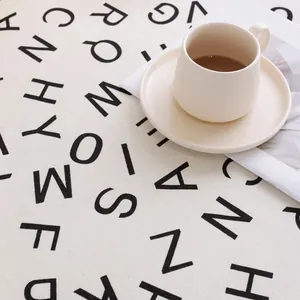 Mantel redondo nórdico de algodón y lino con estampado de alfabeto negro en estilo beige