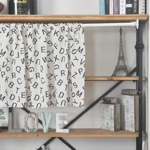 Detail eines Café-Vorhangs aus Leinen mit schwarzem Alphabet-Druck auf weißer Stange