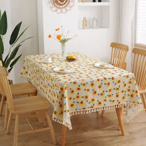 Linnen tafelkleed met zonnebloemprint en decoratieve kwastjes voor de eettafel in huis