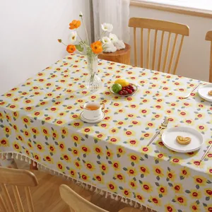 Katoen linnen zonnebloem tafelkleed met witte kwastjes op een houten eettafel