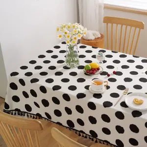 Detailansicht der weißen Baumwoll-Leinen Tischdecke mit schwarzen Punkten und Quastenrand