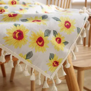 Linnen tafelkleed met zonnebloemprint en katoenen kwastjes in een rustieke landstijl