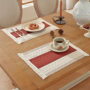 Detalle del mantel individual nórdico de yute con borlas bohemias y rayas decorativas