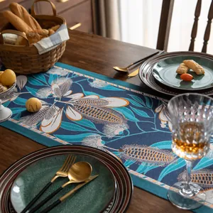 Détail du chemin de table jacquard bohème avec motifs floraux tropicaux tissés bleus