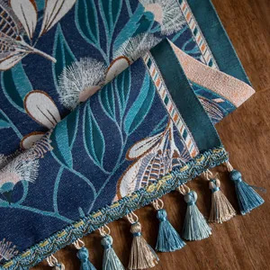 Chemin de table en jacquard bleu marine à motifs botaniques et glands décoratifs