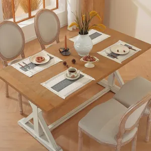 Detalle de manteles individuales tejidos nórdicos con flecos y rayas grises sobre madera