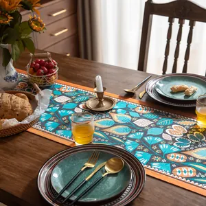 Chemin de table bohème avec motif jacquard vintage sur une table à manger en bois