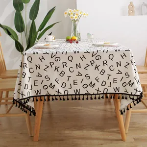 Moderne dicke Tischdecke aus Baumwollleinen mit schwarzem Alphabet-Print und Quastenrand