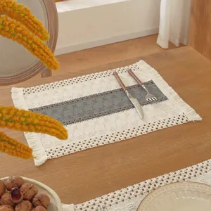 Detalle de mantel individual bohemio con texturas tejidas, encaje hueco y flecos